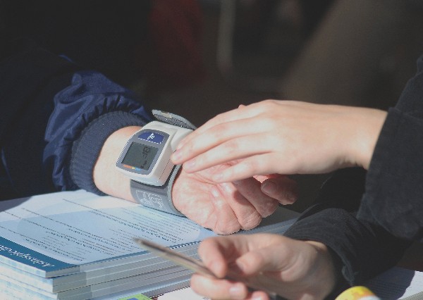 measurement-of-blood-pressure_Cliparto-3098807-XLarge_600x600.jpg